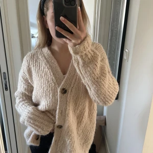 Stickad kofta - Säljer denna superfina stickade kofta. Använd sparsamt. Ingen storlek.