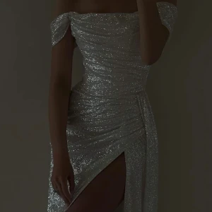 Balklänning: One-shoulder Shiny Elegant Evening Dress  - Mycket fin klänning! Oanvänd -nyskick. Sitter som på bild. Säljer för att jag valde mellan två klänningar och tog den andra pga ville ha en rosa istället. Inköpspris: 900kr Längd: 120cm Byst: 95cm Midja: 74cm Höft: 100cm. Från Luniss