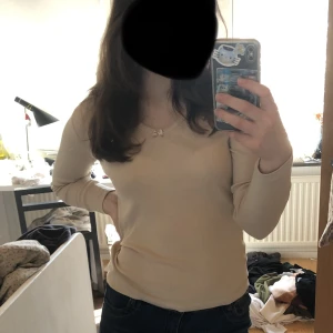 Söt långärmad tröja  - Väldigt lana del ray vibe. Står inte vart ifrån den kommer men skulle gissa på Lindex eller Kappahl. Bra skick och bra kvalitet. Säljer för jag behöver pengar 😃❤️