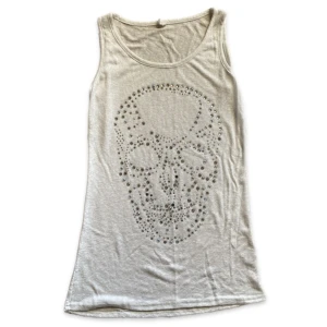 Linne dödakalle - Coolt linne med dödskalle av rhinestones. Några har fallit av men inget man tänker på. Hittar ingen strlk men ish S?