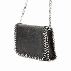 Tiamo väska - Intressekoll!! Säljer denhär väskan från märket Tiamo för ett bra pris. Kom privat för flera bilder och mått så kan vi diskutera pris💖💖