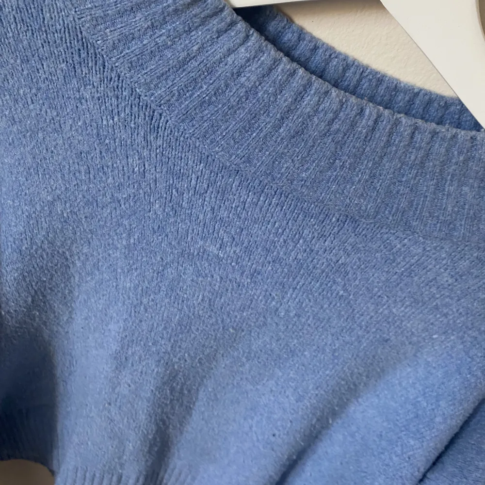 Säjer den här jättefina blåa stickade tröjan i strl S med två små slitsar på sidorna, som inte är använd särskilt mycket, bra skick💕. Stickat.