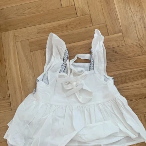 Gullig volang topp xs -  En gullig volang topp ifrån SHEIN. Helt oanvänd bara provad, anledningen varför jag säljer den är att för att jag har petite xxs och beställde i xs.💕