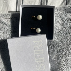 Safira- örhängen - Jättefina pärlörhängen från Safira! Kommer ej till användning längre. (Se skick på bilder- annars be om fler)💓👍🏻😀  925 sterling silver med guldplättering och sötvattenspärlor. Nypris: ca. 549kr