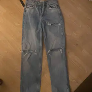 Ett par Gina Jeans som aldrig är använda utan har bara legat i min garderob och skräpat. Dem är som nya men säljer för att dem är förstora för mig, storek 36. Säljer för 150kr +frakt