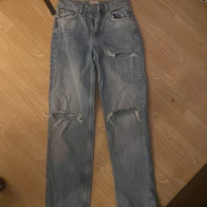 Gina jeans - Ett par Gina Jeans som aldrig är använda utan har bara legat i min garderob och skräpat. Dem är som nya men säljer för att dem är förstora för mig, storek 36. Säljer för 150kr +frakt