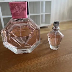 Parfym - 2 helt nya parfymer 1 stor och en lite mindre. Inte riktigt min typ av doft men luktar gott.