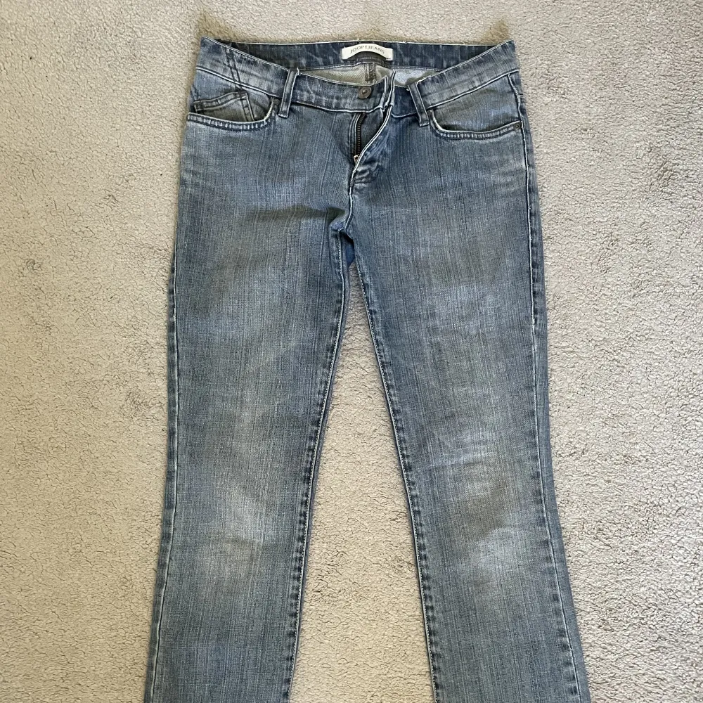 Säljer dessa lågmidjade Bootcut jeans då de blivit för små för mig❤️‍🔥pris kan diskuteras (jag är 170cm). Jeans & Byxor.