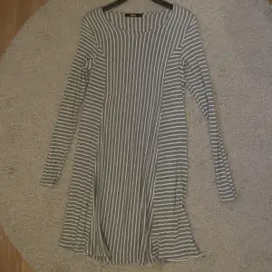 Vit/grå randig klänning - Ordinare från BikBok - Storlek L - Köparen betalar för frakt - Inga returer - Betalning via köp direkt 