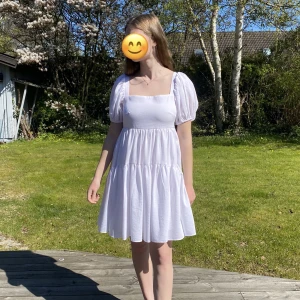 Söt klänning - Söt klänning med puffärm och fin knytning i ryggen, en perfekt midsommarklänning, nyskick - använd 1 gång, ursprungligen från Bikbok