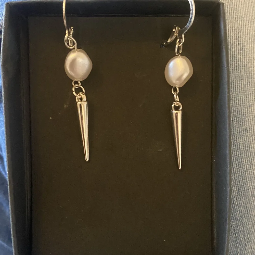 Superfina egengjorda örhängen med en vit pärla och en silver nit❤️. Accessoarer.