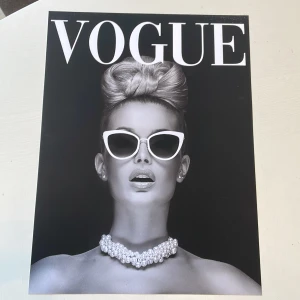 Poster - Helt ny poster med texten vogue, säljes pga fel köp 30x40 cm