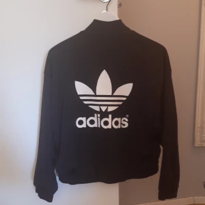 Adidas orginals tröja - Adidas orginals tröja som jag själv köpte på tradera för över 5år sedan, sedan har den bara blivit hängandes.. Den är lite nopprig men det går ju att få bort enkelt, men det kan man ju också förstå eftersom att tröjan är ifrån 70-80talet