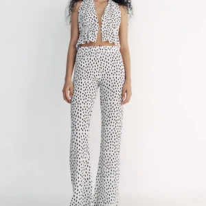 Sett från zara  - Sett topp och byxor från zara i storlek s  Få med både topp och byxorna prislappen finns kvar 