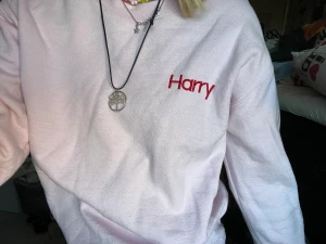 harry styles rosa crewneck - ⚠️tryck inte på köp nu!⚠️ säljer denna limited edition harry styles crewneck då den inte används längre :)) den går inte längre att köpa på hans hemsida!! 💌frakt: 74kr 🐇båda crewnecks för 1000kr + frakt 