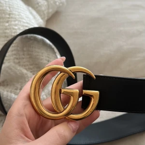 Gucciskärp - Inköpt 2017 från Guccis hemsida. Marknadsvärdet idag är 4700kr. Säljer billigare då jag var dum o klippte bort ”flärpen” man stoppar i bältet i. Men det är vi väldigt gott skick. ”Size 80” i italiensk strl.