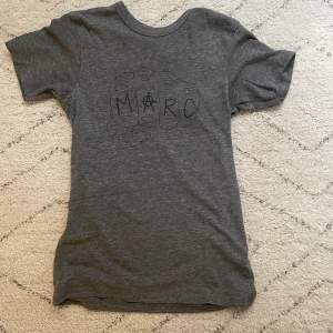 Skitsnygg Marc Jacobs T-shirt i grå färg. Sitter som en smäck!!!