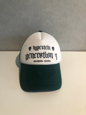 Hypstinekeps  - Seljer en hypstine keps pågrund av att jag inte använder den längre. Valde att sänka priset för att käppen har en liten skada på baksidan men det märks inte när man använder den. Original pris 300