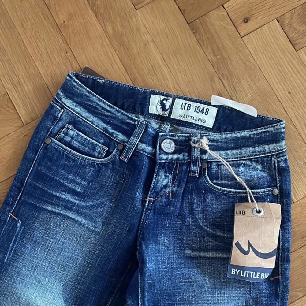 (Bild lånad från tidigare ägare) köpte dessa jeans från Plick i märket ltb, dock är dom för små tyvärr ❤️ strl 25/32 (lite små i storleken) . Jeans & Byxor.