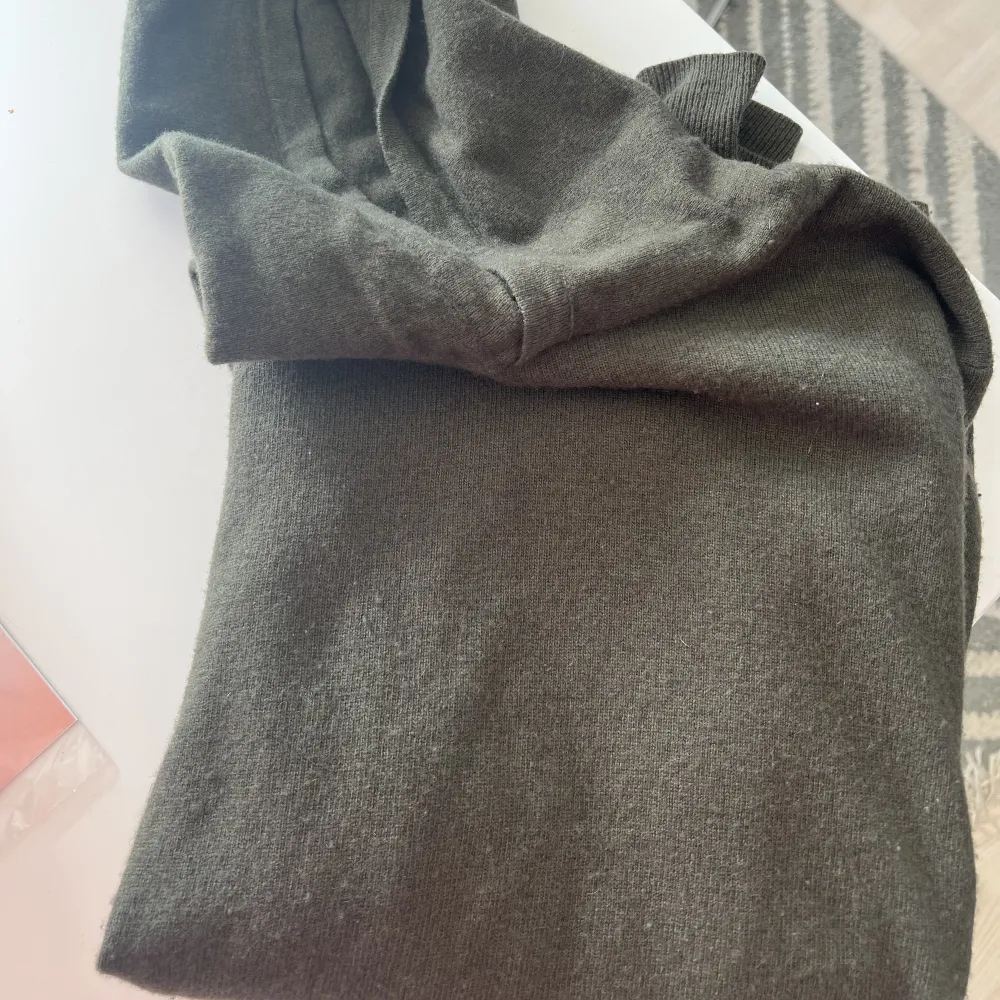 Tunn hoodie i ull och kashmir från Oscar Jacobsson. Säljes pga för liten. Nypris 1400. Tröjor & Koftor.