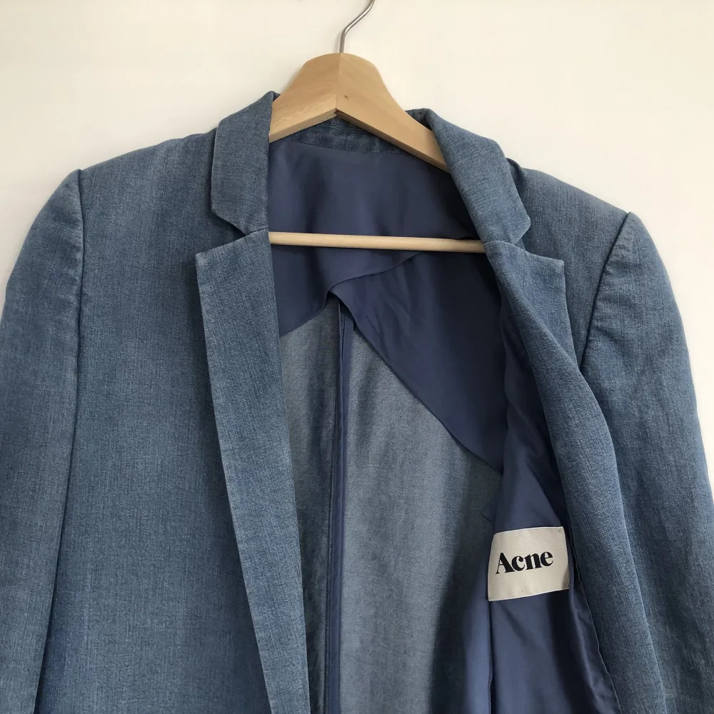 Blå denimkavaj från ACNE studios i storlek xs.. Kostymer.