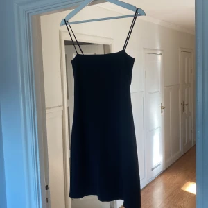 tight klänning  - klänning med tunna axelband