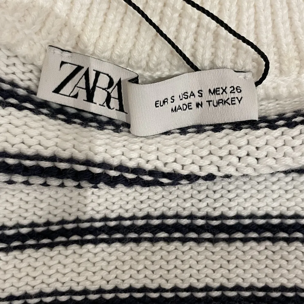 Randig stickad klänning från Zara med fickor och knappar fram till. Blå och vit. Stretchig i materialet och så mjuk och skön. Använd en gång! . Klänningar.
