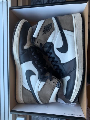 Jordan 1 high mocha - Tja! Tänkte sälja mina jordans för jag ska köpa nya dojor. Dom är använda ett tag men dom är fortfarande i väldigt bra skick. Köpare står för frakt men kan gå ner i pris vid snabb affär. Kom privat för mer bilder!