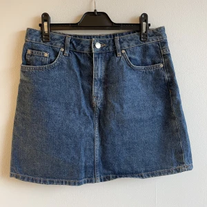 Jeans Kjol!  - En jeans kjol som jag ej har använt mycket alls! Bra skick! Sitter bra på mig som är 177 lång.💕