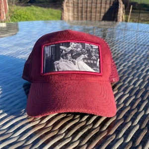 Emilio pendenza keps - Hej jag säljer min Emilio pendenza keps. Jag har haft den i Ca. 5 månader och den är i hyfsat skick.