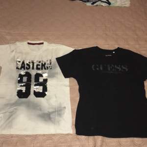 Två t-shirtar i bra skick, båda i storlek S. Den svarta tröjan är Guess. 