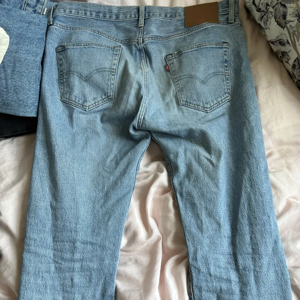 Säljer dessa jeans från Levis då dem tyvärr vara lite för baggy för min smak. Men annars passar de mig som har 38 i jeans. De är i herrstorlek, 33/32. Jeans & Byxor.