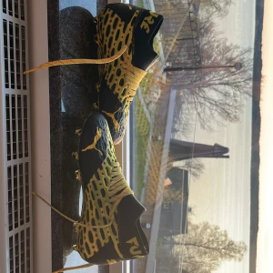 Fotbollsskor  - Säljer mina fotbollsskor. Har använt de cirka 3/4 gånger. Fina skor och sköna