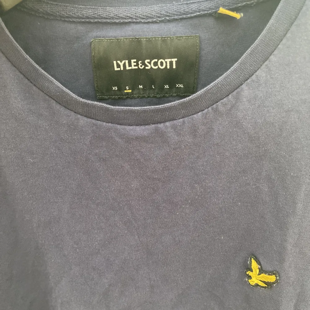 Marinblå långärmad tunn tröja från lyle and scott som inte används. Köpt för 399 på MQ. Skick: 9/10. T-shirts.