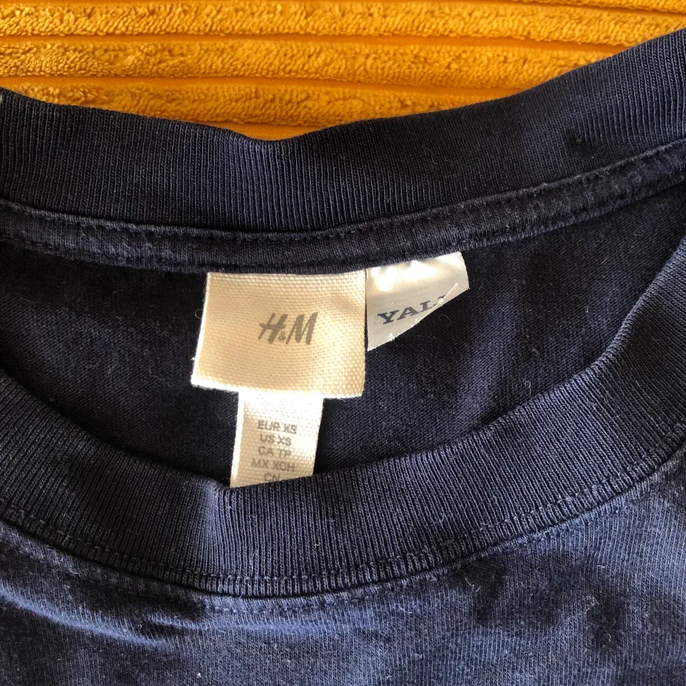 Säljer en marinblå T-shirt från H&M i strl. XS. Använd under hösten/vintern 21 och har de senaste åren legat i garderoben. Köparen står för frakten😇. T-shirts.