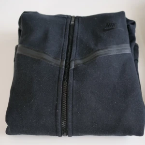 Nike tech - Svart Nike tech fleece i använt skick. Allt ser bra ut men baksidan av hoodien har noppar längst ner. Skriv för fler bilder. 700 för båda 350 för ett plagg