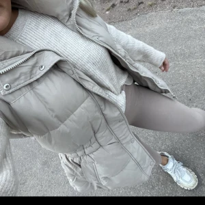 Väst  - Vääldigt populär beige väst från ginatricot. Och jag älskar den, men nu får någon annan ta över. Använd men i gott skick!  Hittar den ingenstans så tror den inte säljs längre. Nypris 599  