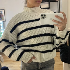 Randig stickad tröja - Stickad tröja från hm. Knappt använd alltså i väldigt bra skick!! 💖