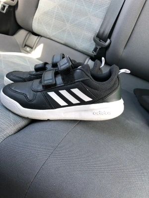 Adidas barnsko - Ej använda då dom ej passa . Nypris  ca 400kr 