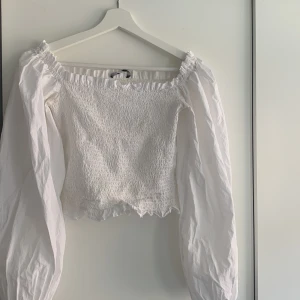 Blus - Blus med puffärm från ginatricot storlek S