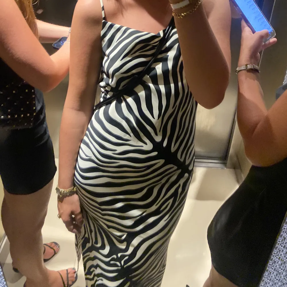 En superfin zebra klänning ifrån Zara!! Använd ett fåtal gånger💘. Klänningar.