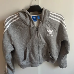 Croppad adidashoodie - Fint skick, croppad ifrån Adidas 