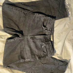 Jeans från Gina Tricot - Super trendiga och fina mid waist raka (med lite bootcut) jeans. Köpte dom för ett tag sedan men nästan aldrig använt dem. Säljer då dom är för små för mig.💗