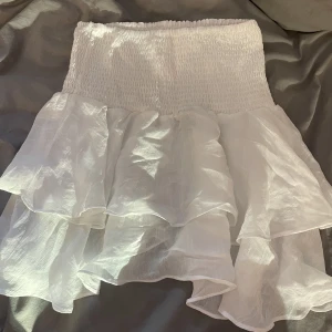 Vit volang kjol - Vit volang kjol som kan användas som både kjol och topp till sommaren. Säljer för 50kr+frakt