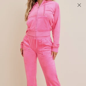 Juicy couture dress - Intressekoll på detta rosa setet från juicy couture. Endast användt 1-2 gånger då färgen inte va riktigt jag. Nypris på detta var byxan för 1099kr och hoodien för 1199kr. Storlek S hela setet. Katt finns i hemmet för de som är allergiska så man vet om de.