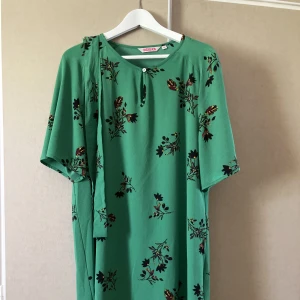 Grön klänning  - Grön klänning från indiska, storlek M