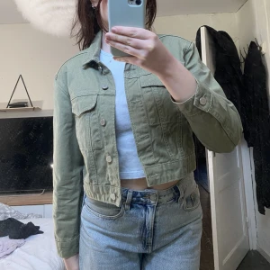 JACKA - Militärgrön midjejacka. Aldrig använd. Om ni vill ha fler bilder eller har andra frågor eller funderingar så hör av er😌