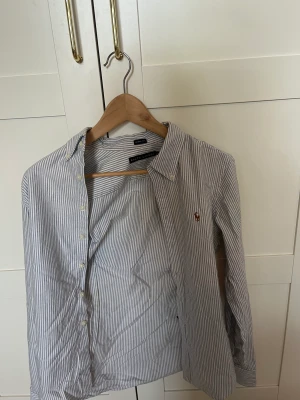 Ralph lauren skjorta - Kostade 1500kr innan och är ej använd pris kan diskuteras 