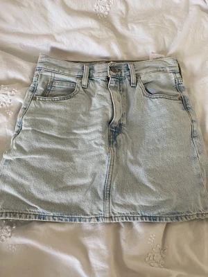 Levis kjol - Hej, säljer min kjol från Levis då den är nån storlek för stor för mig! Den är storlek 25 i midjan. Aldrig använd🫶🏼 Nypris 500kr