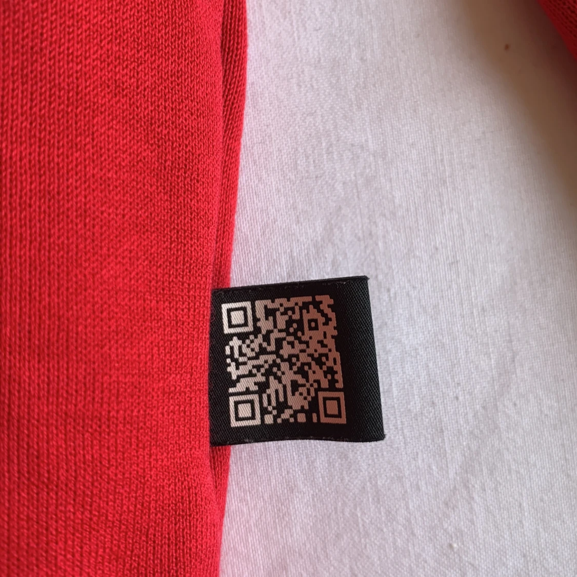 Hugo boss röd tröja  - 90